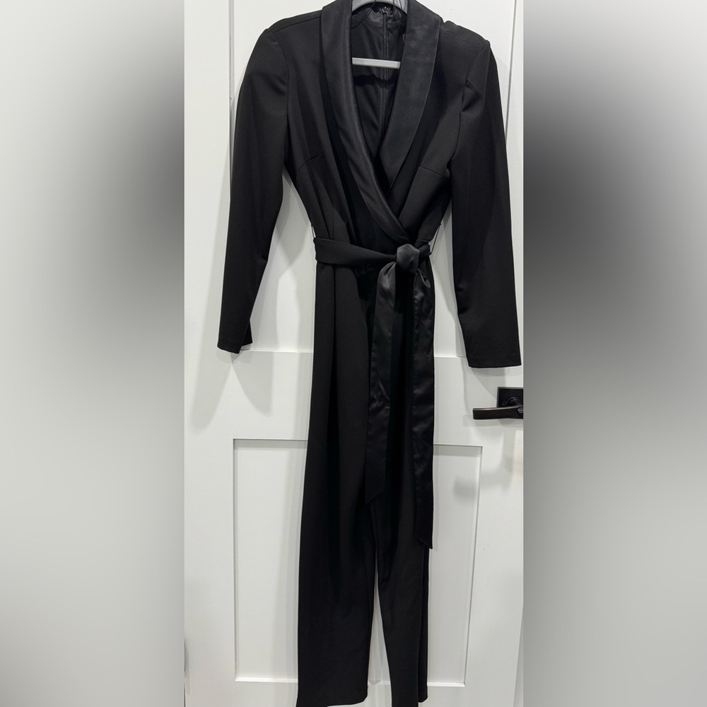 Adrianna Papell long-sleeve tuxedo-inspired jumpsuit. Black. Size: US 8